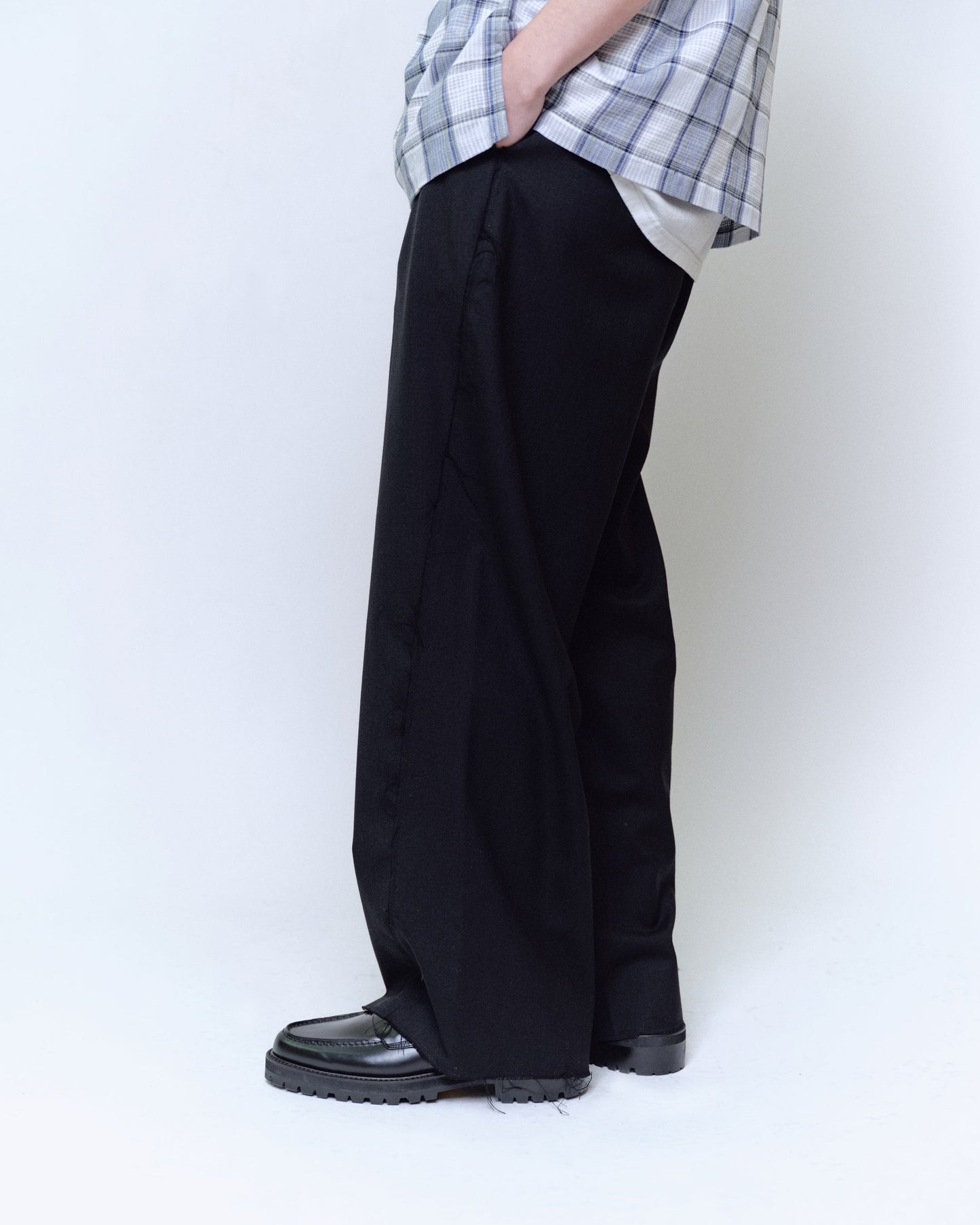 WOOL CALM SKIN SHIFTED SEAM ONE TUCK TROUSERS : TELE CUT