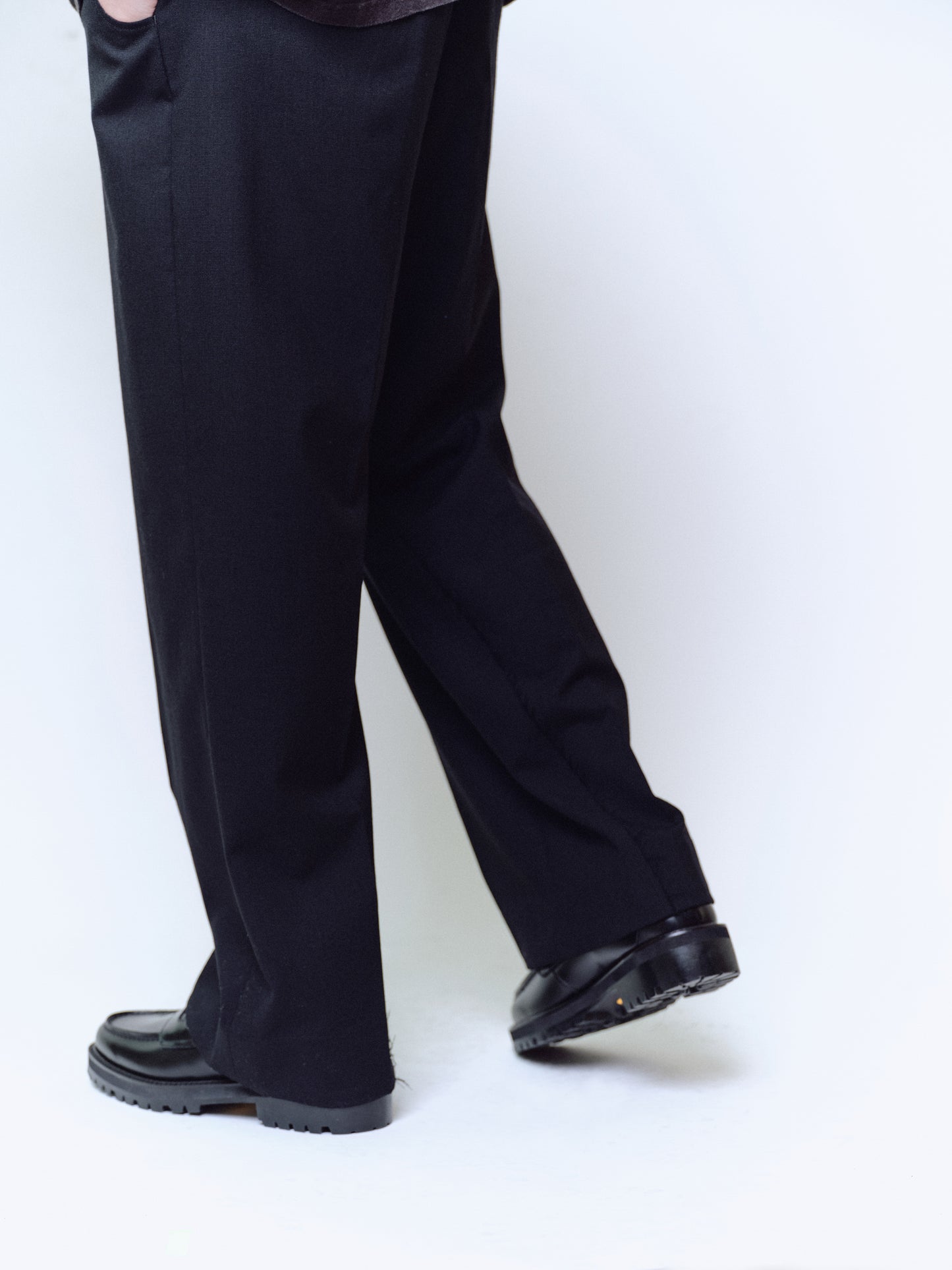WOOL CALM SKIN STRAIGHT TROUSERS : DELTA SHAPE