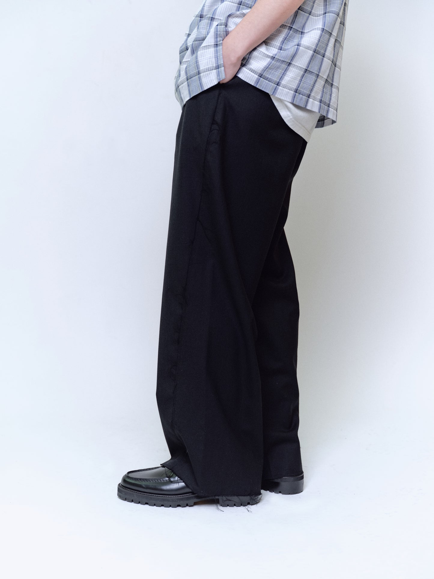 WOOL CALM SKIN SHIFTED SEAM ONE TUCK TROUSERS : TELE CUT
