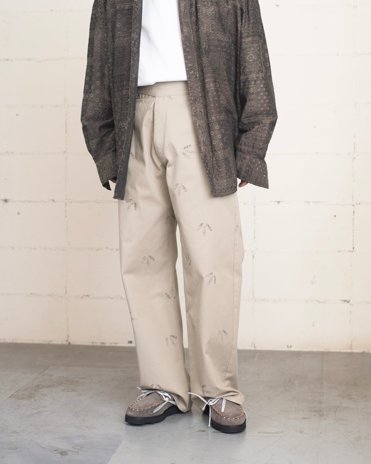 FADED ARROW CHINO BELTED PANTS