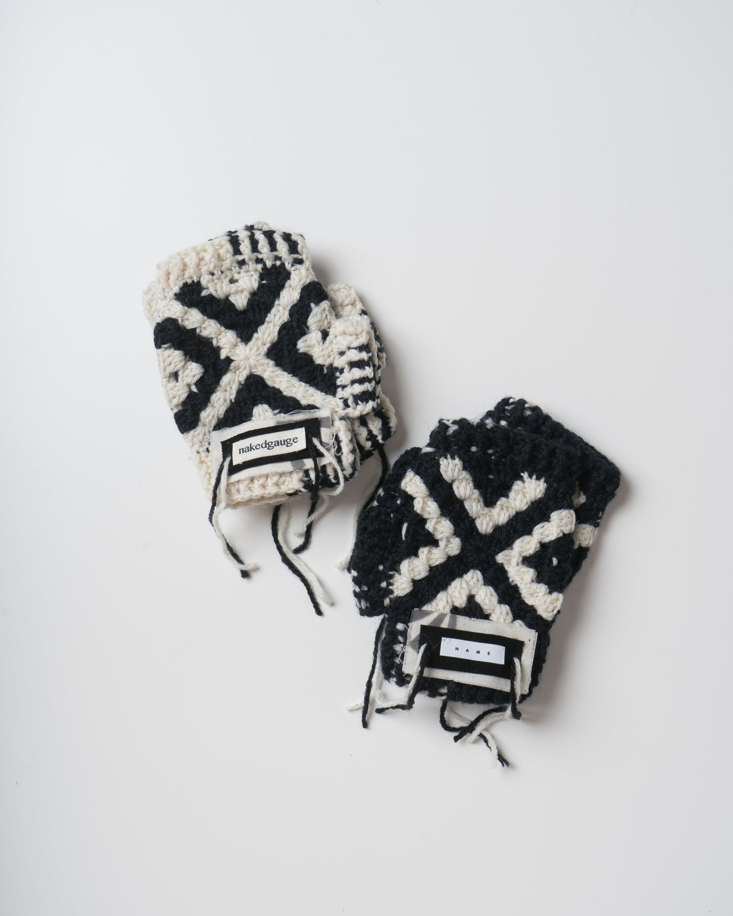 HAND KNITTED GLOVE "BONNE"