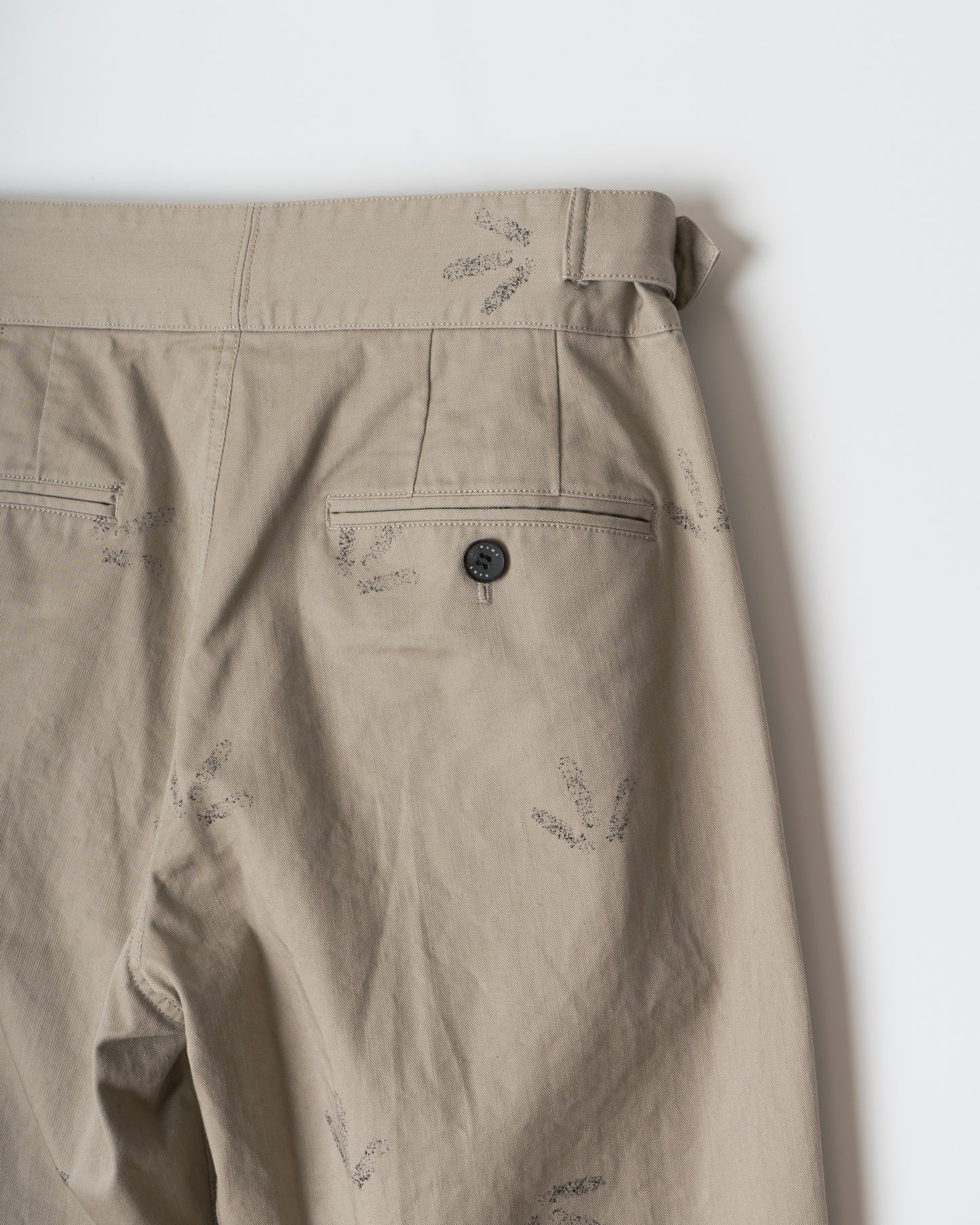 FADED ARROW CHINO BELTED PANTS