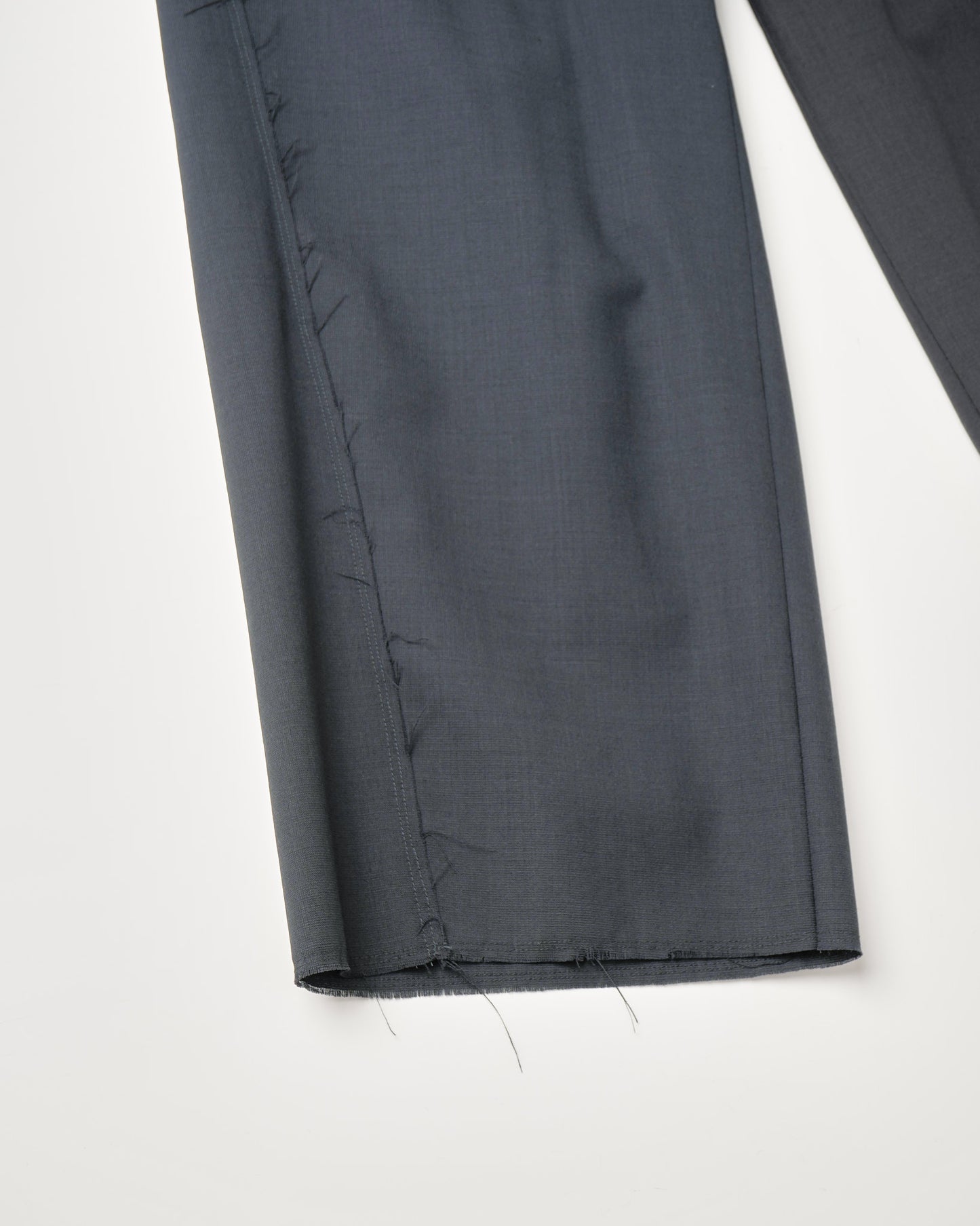 WOOL CALM SKIN SHIFTED SEAM ONE TUCK TROUSERS : TELE CUT