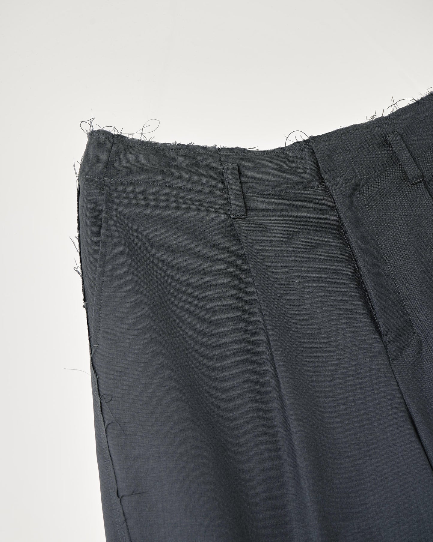 WOOL CALM SKIN SHIFTED SEAM ONE TUCK TROUSERS : TELE CUT