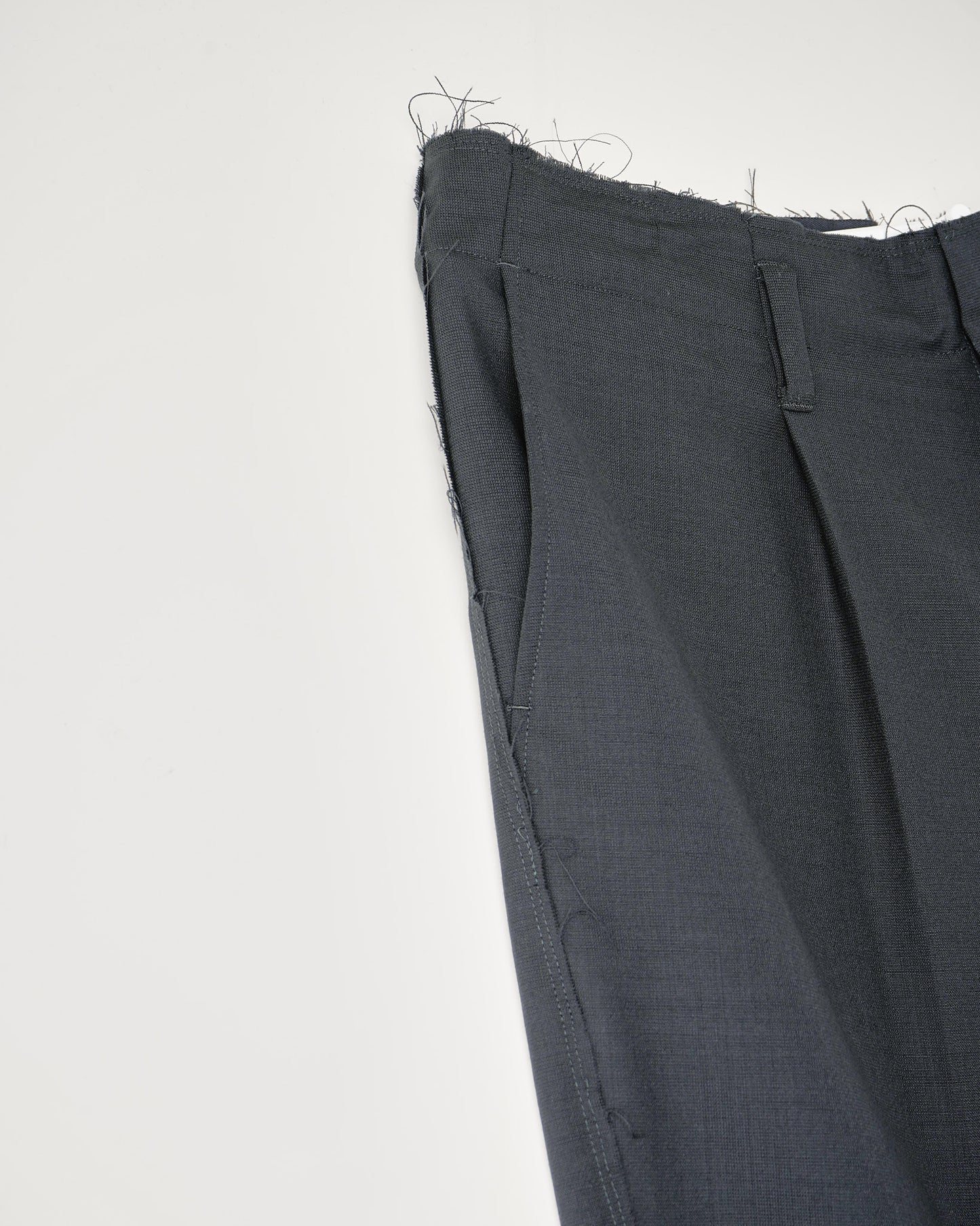 WOOL CALM SKIN SHIFTED SEAM ONE TUCK TROUSERS : TELE CUT