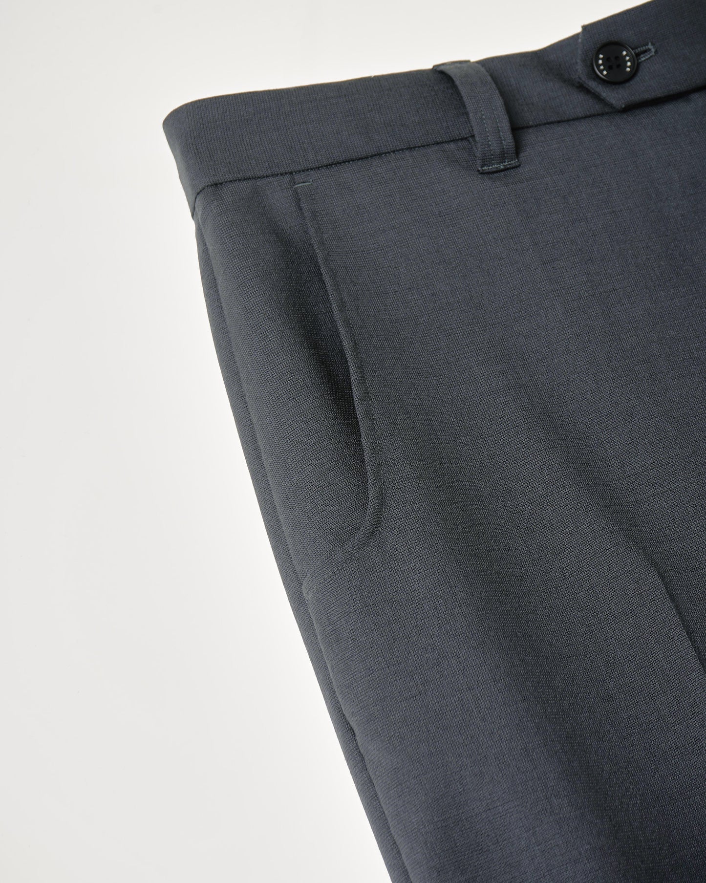 WOOL CALM SKIN STRAIGHT TROUSERS : DELTA SHAPE