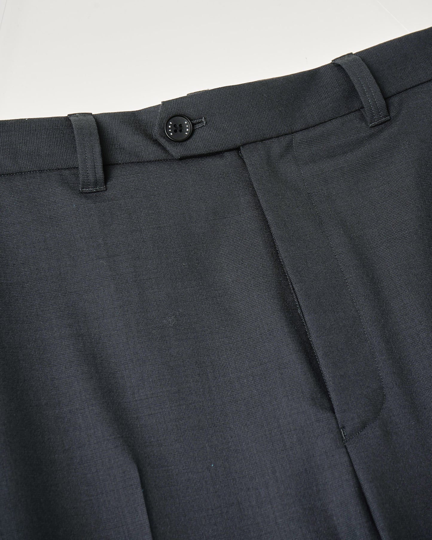 WOOL CALM SKIN STRAIGHT TROUSERS : DELTA SHAPE