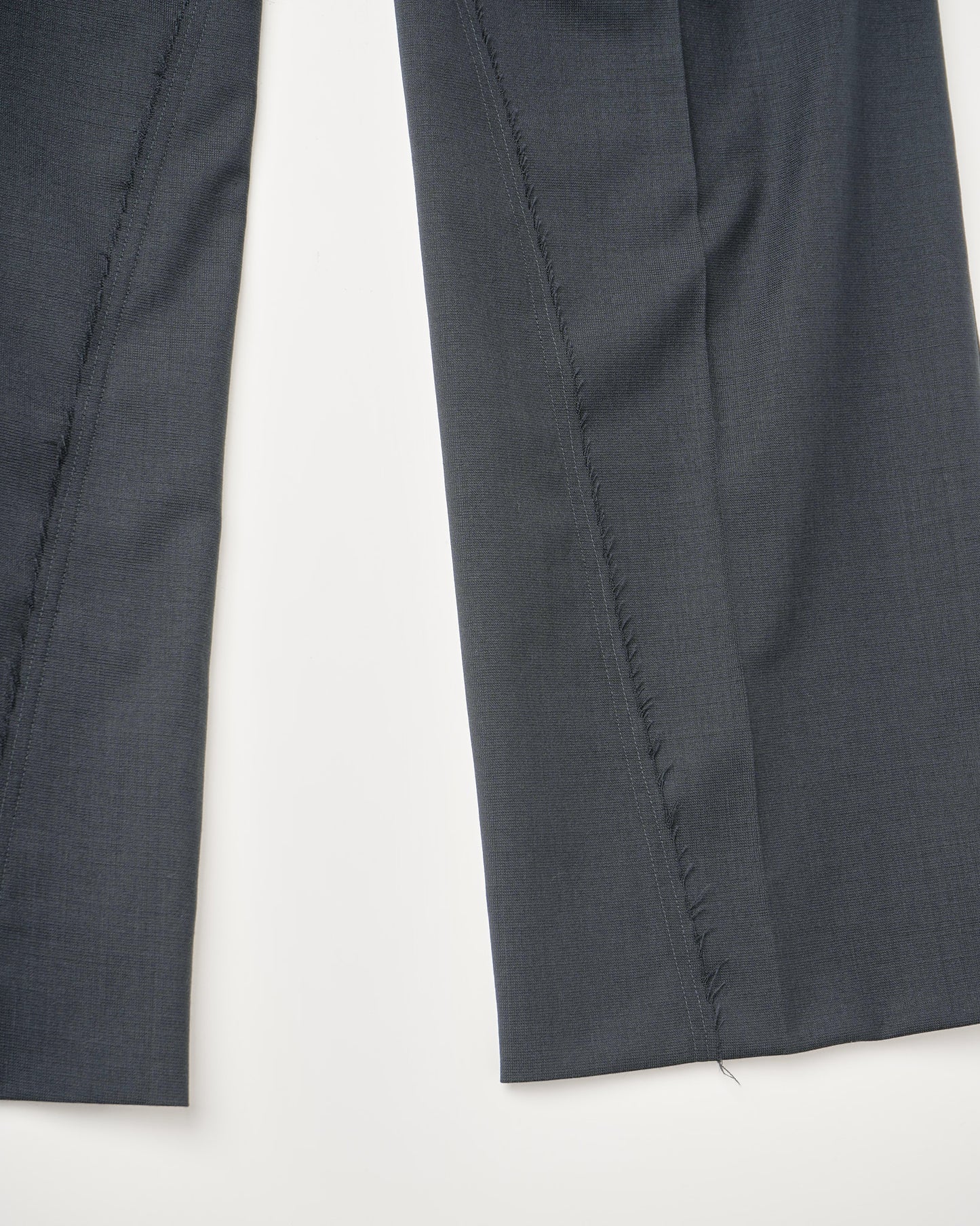 WOOL CALM SKIN STRAIGHT TROUSERS : DELTA SHAPE